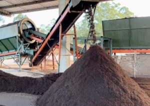 Composto final gerado a partir de resíduos orgânicos com a compostagem.